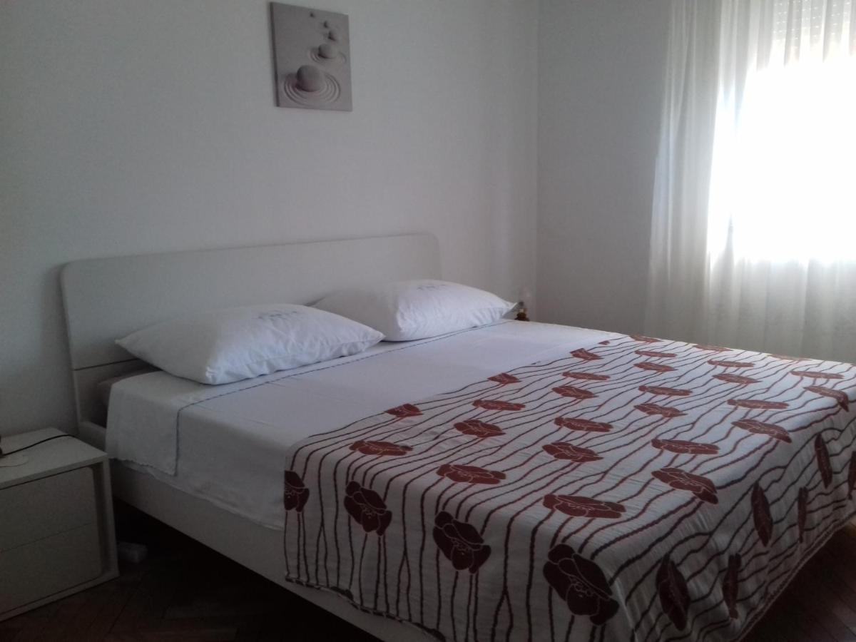 Apartment Dragan Pula Buitenkant foto